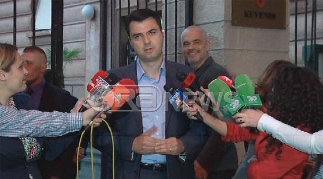 BATUTAT & FOTO/ Mblidhen partitë parlamentare, Edi Rama “tërheq prej mënge” Lulzim Bashën