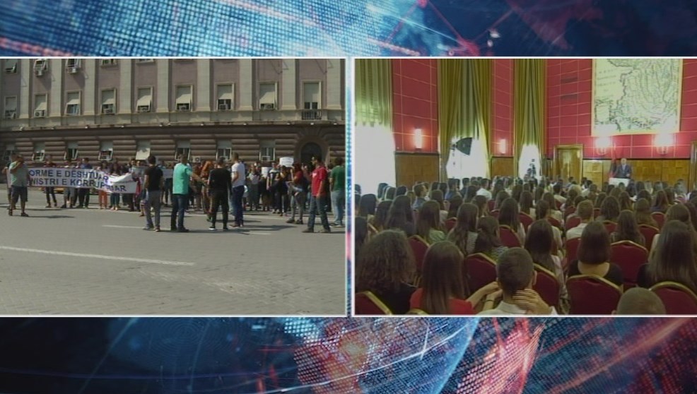 Reforma në Universitete/ Rama brenda Kryeministrisë me maturantët fitues. Jashtë protesta e jo fituesve