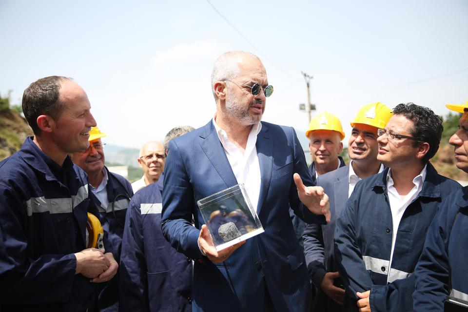 “Sfida për Shqipërinë” sulmon superbiznesmenin shqiptar: Vetëm Samir Mane është i qartë për Himarën!