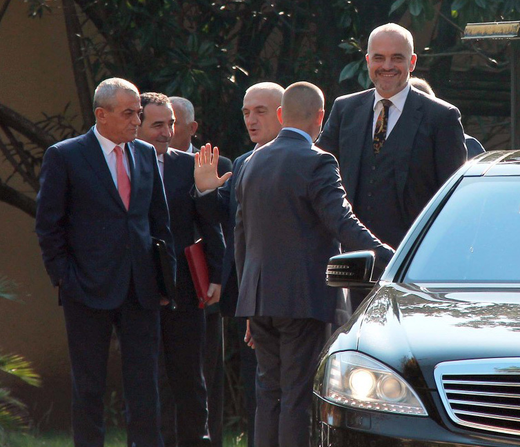 Disa javë pa u takuar, Rama dhe Meta sërish bashkë në kryesinë e Kuvendit