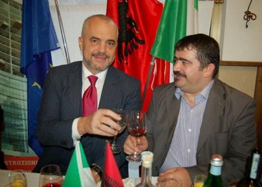 FOTO/ Pas Prengës, në Parlament i padëshiruari i Ramës që i ofroi drekën 8 mijë euro