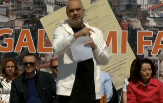 FOTOLAJM/ Në Finiq e presin Ramën me parullën “Poshtë diktatura e sulltanit“