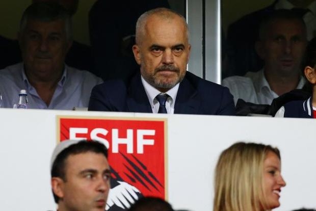 Rama i kompleksuar takoi futbollistët serb në dhomat e zhveshjes