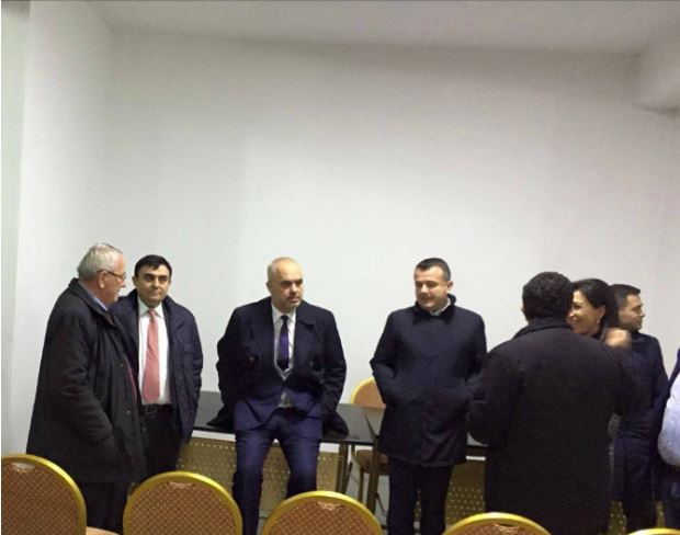 FOTO LAJM/ Rama pret në të ftohtë të mbushet salla me socialistë në Elbasan