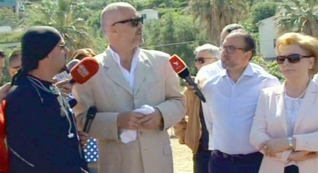 Vlonjatët çmendin Edi Ramën