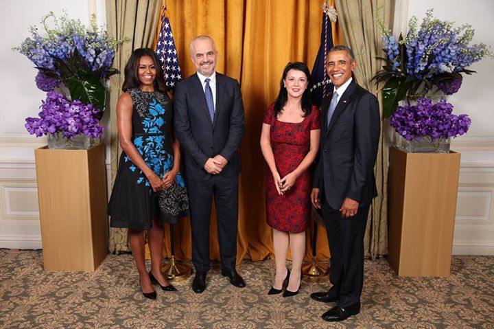 Rama publikon foton ceremoniale me Obamën