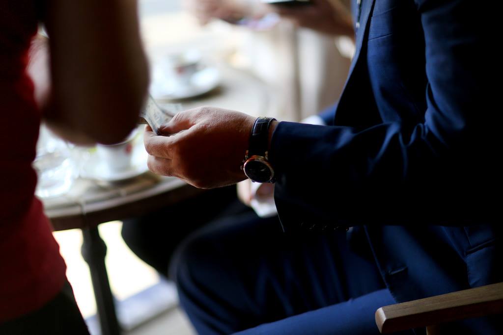 FOTO/Edi Rama, për herë të parë paguan vet