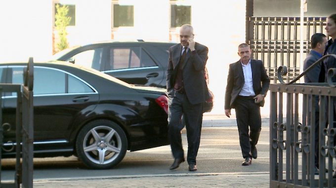 Pas incidentit, Rama në mbledhjen e grupit, policia rrethon selinë e PS-së