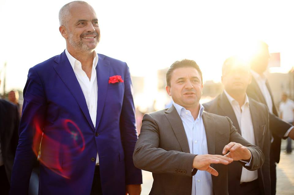 SATIRË/ 6 përkufizime origjinale për politikanët me shumë emra dhe një fjalë e urtë e re për këtë “kategori”