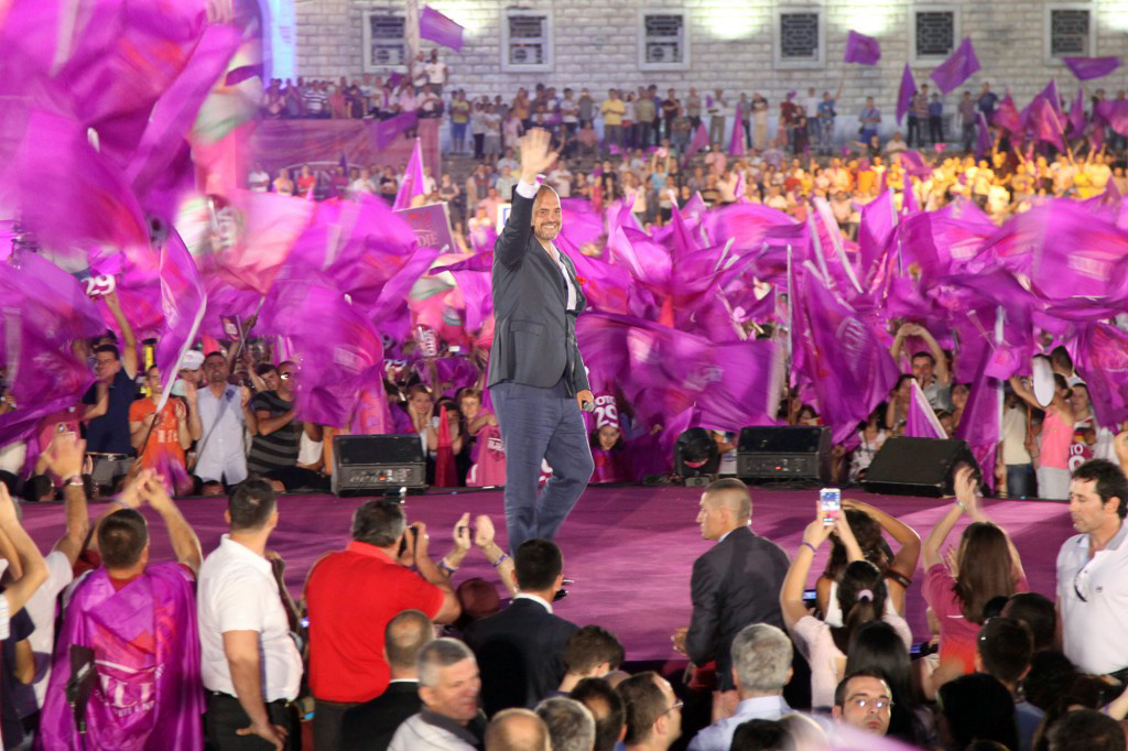 Skandali/ Qeveria, 12 milionë euro nga kompanitë shtetërore në prag të fushatës