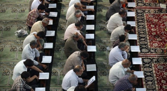 Britania ndryshon oraret e provimeve për studentët myslimanë