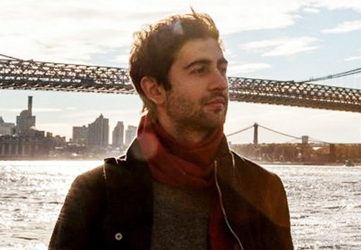 Aktori italian varet në skenë