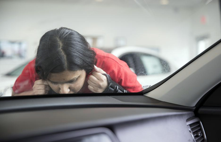 VIDEO/ Kur ta mësoni arsyen, do ta provonit dhe ju të puthni makinën për 50 orë?!