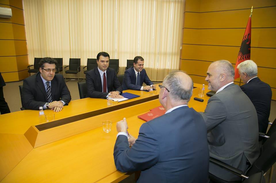 Fillon takimi Rama – Basha në Presidencë, ja nga kush shoqërohen ata