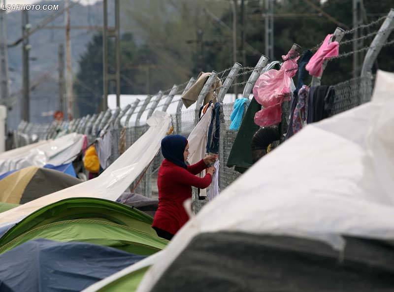 Qeveria ngre gardhin për emigrantët: Nuk kemi mjetet që ti mbajmë