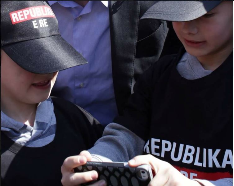 FOTO/Slogan i ri, kostume të reja