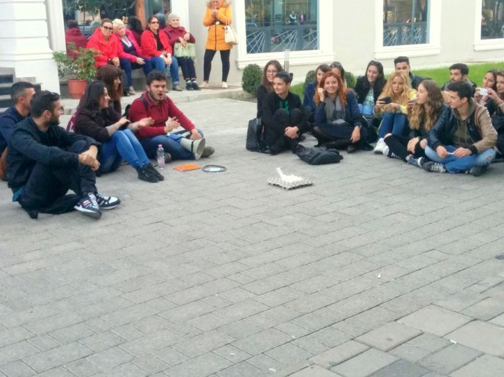 FOTO/Vezët mbi Kryeministrin ishin me kupon