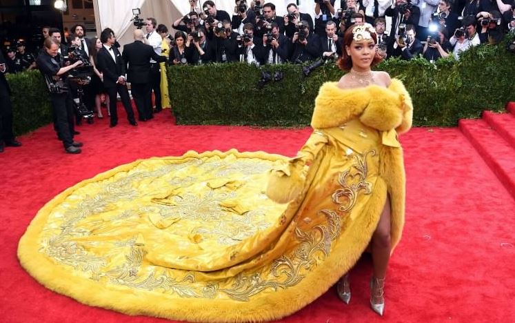 FOTO GALERI/ Rihanna e veshur në “Met Gala”, si omletë apo si picë…?!