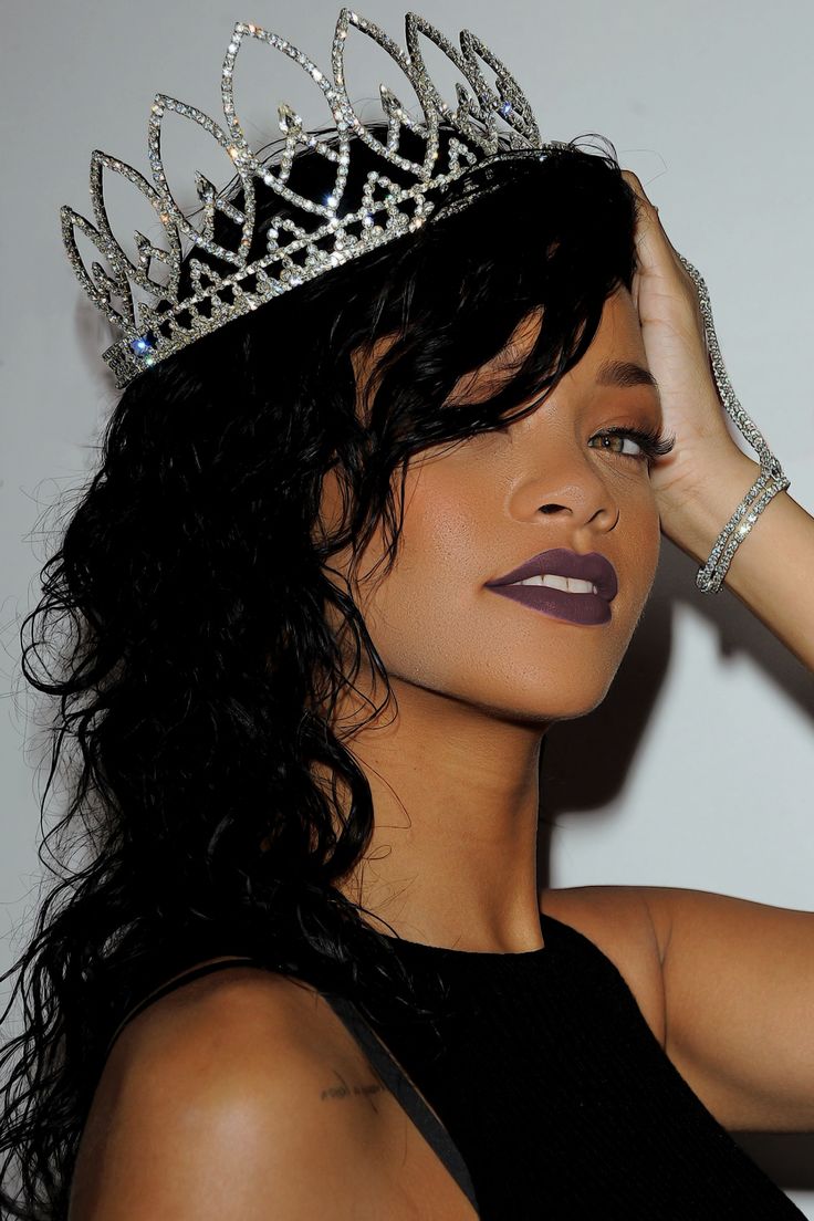 Rihanna cmend fansat, sjell dy koleksione bizhuterish