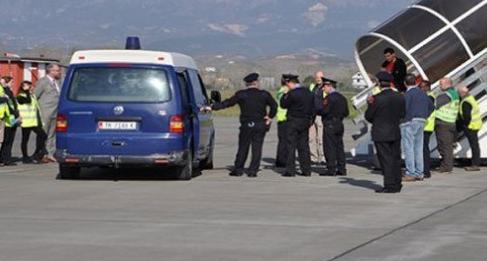 SKANDALI II/ Dy persona thyen perimetrin e sigurisë, hynë në pistën e Rinasit