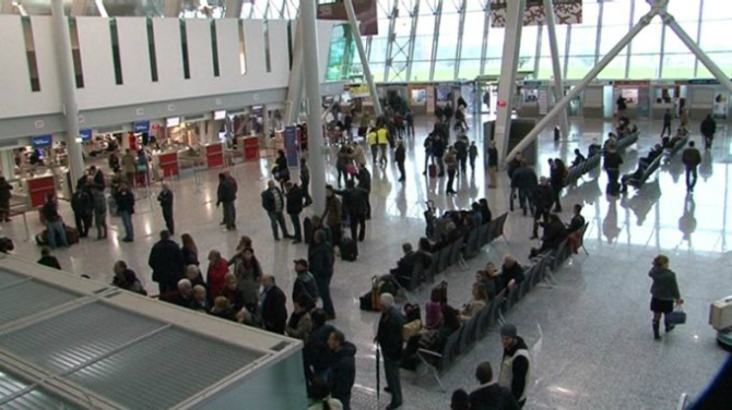 Moti i keq anulon disa fluturime në Rinas, ja cilat