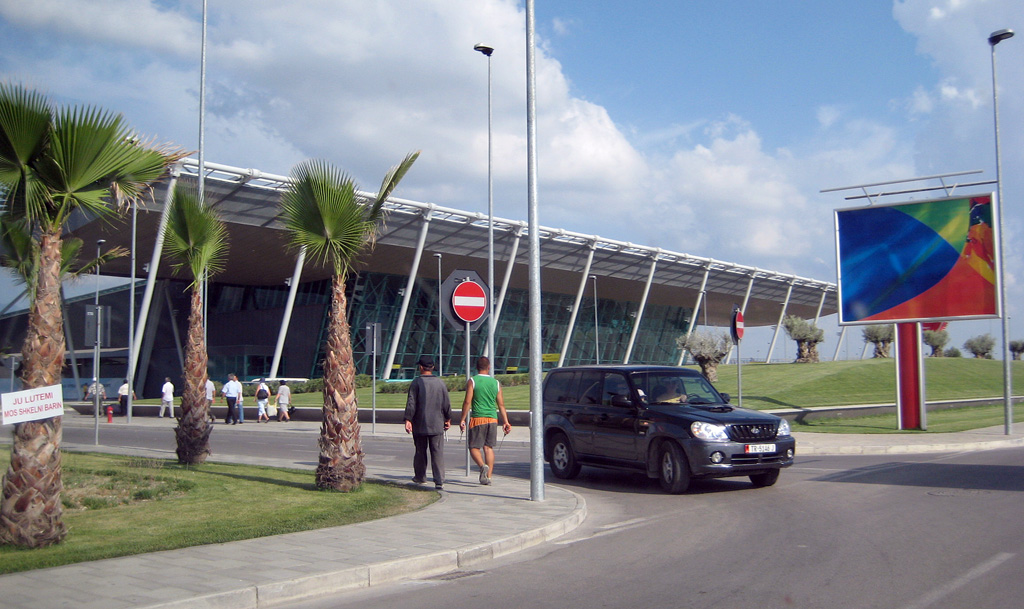 Tiranë, maskat grabisin BMW dhe 100 mijë euro pranë aeroportit të Rinasit