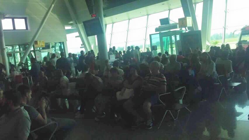 DYSHIMET/ Zbret në Rinas dhe zhduket prej një muaji 25-vjeçarja