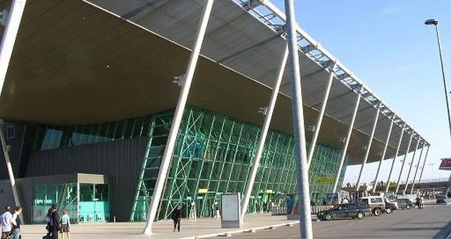 Një biznesmene dhe doganieri arrestohen në Rinas