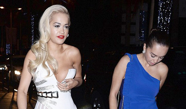 FOTO GALERI/ Rita Orës i shpërthen gjoksi…, as me dorë nuk mund ta mbulojë