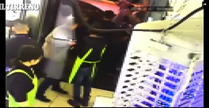 VIDEO & EMRI/ Vodhi në dyqanin kinez, ja si rrihet barbarisht i riu shqiptar