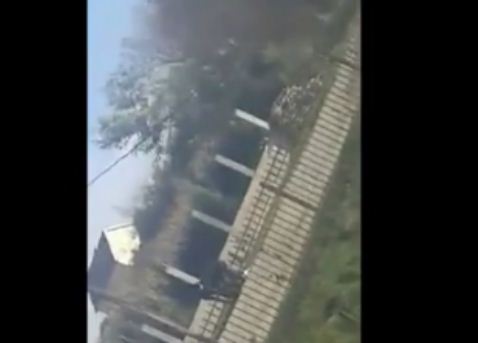 VIDEO/ Shokohen gjimnazistët, prindërit rrahin mizorisht vajzën në oborrin e shkollës