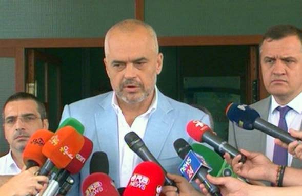 VRASJA E POLICIT NË LAZARAT/ Edi Rama “mallkon” opozitën, deklaratë politike nga Spitali i Traumës