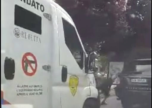 VIDEO/ Shoferi i “Range Rover”-it bën të fortin me taksistin, i qëllon me grushte në mes të trafikut