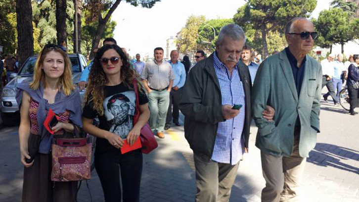 FOTO LAJM/ Kundër plehrave edhe Robert Ndrenika: Ja pse protestoj