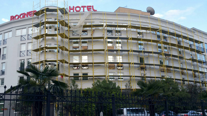 FOTO/ “Dekriminalizohet” edhe Hotel “Rogner”…, ndërron ngjyrën e fasadës