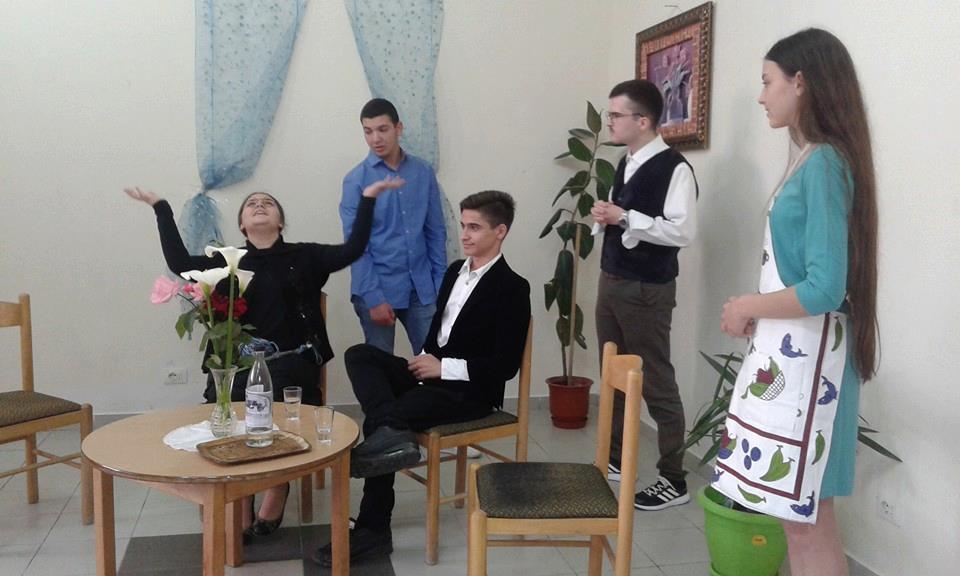 Thyhet  miti i adoleshentëve high tech, vënë në skenë “Ciftin e Lumtur”