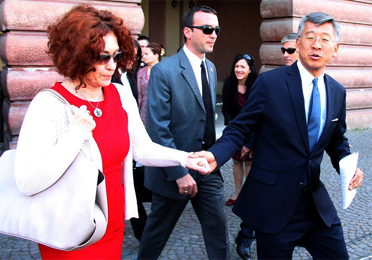 KUSHTI PËR RIKTHIM/ Ambasadorët Lu e Vlahutin braktisin tryezën e sotme