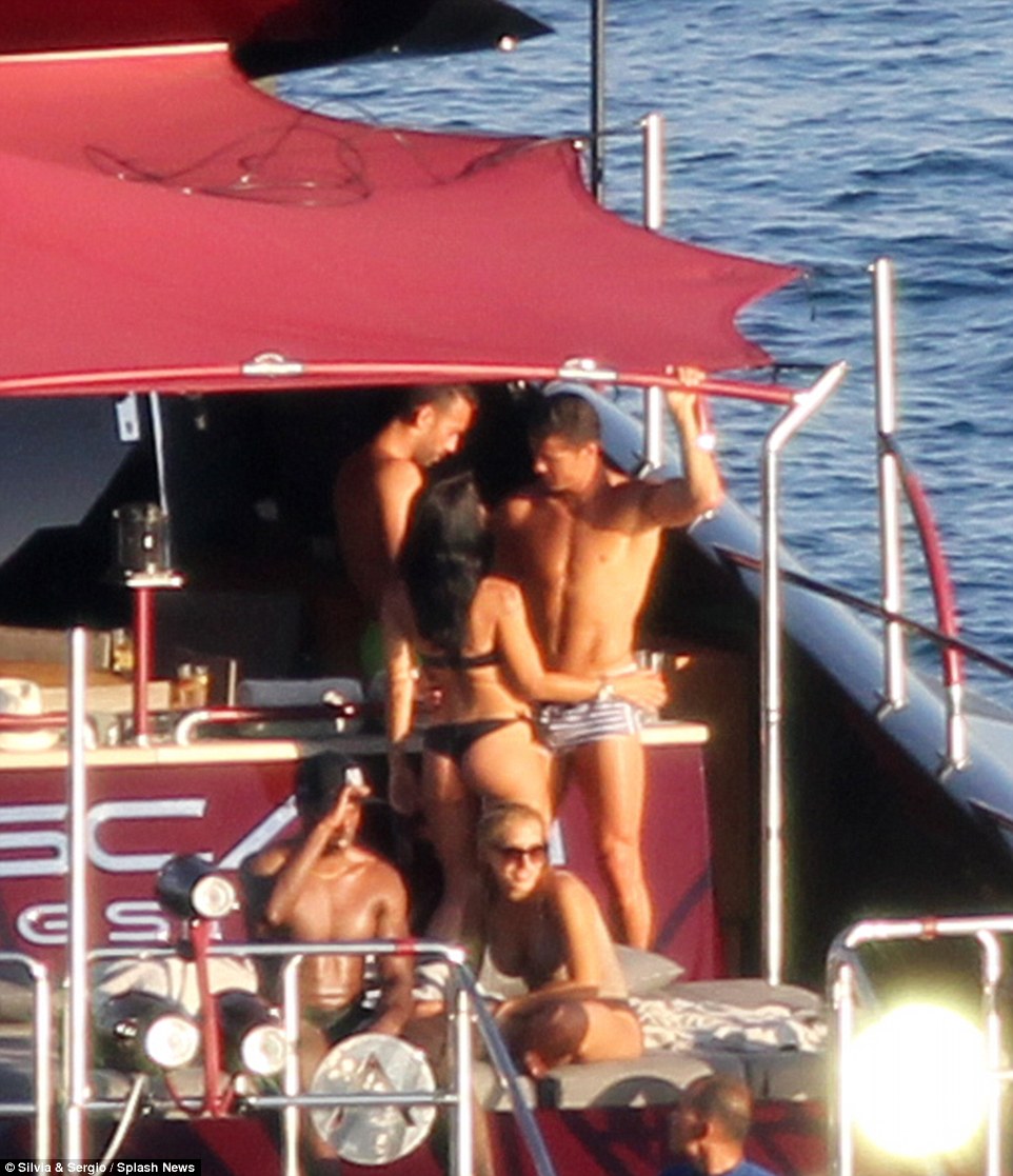 FOTO/Femra e mjegullt qe u fotografua me Cristiano Ronaldon