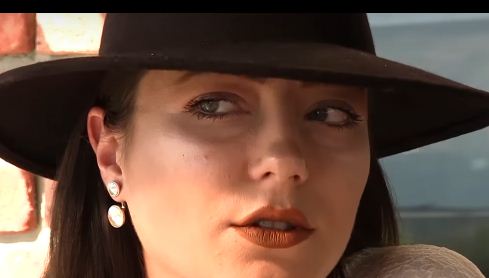 Ronela Hajati: Kur më merr malli për të, bëj muhabet nëpër ëndrra…