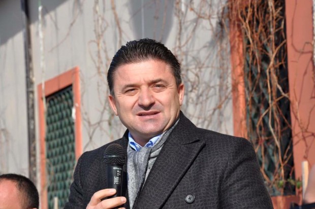FOTO/ Skandal në Bashkinë e Kavajës, Elvis Rroshi akoma kryetar edhe pasi u shkarkua nga Edi Rama
