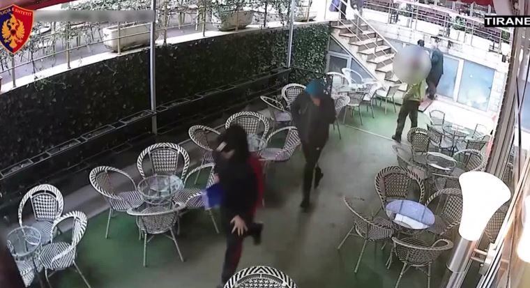 VIDEO/Ja kush janë dy personat që goditën gazetarin Elvi Fundo