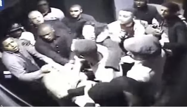 VIDEO/100 veta rrihen me shishe brenda klubit të natës