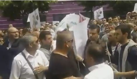 VIDEO/Përmbyset protesta e Velisë te Gjykata, qindra qytetarë kërkojnë ndalimin e Parkut të “Fëmijëve”