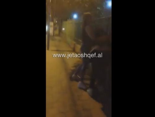 VIDEO/ Tiranë, rrrahje e egër mes dy vajzave, sharje dhe grushta
