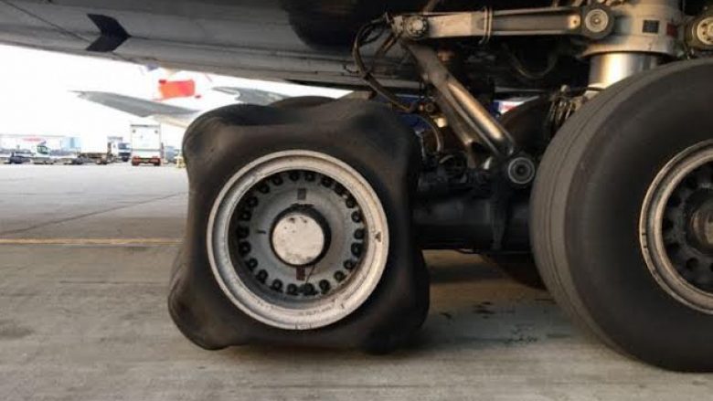 Enigma e avionit që u ul me nje rrotë katrore