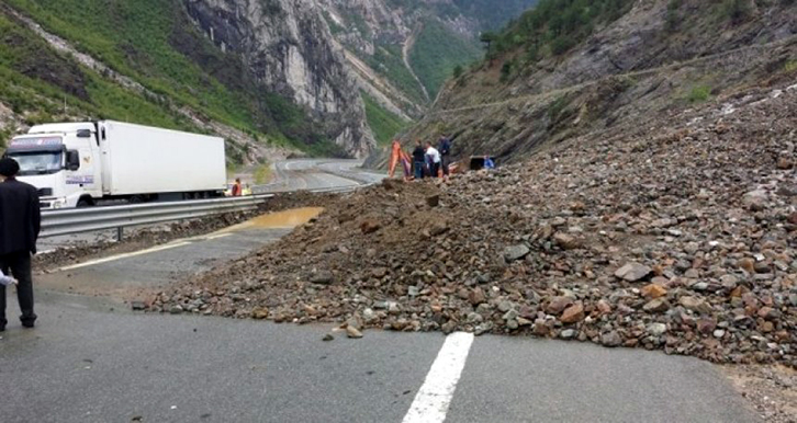 ARRSH: Ja gjendja e rrugëve, drejtuesit të respektojnë sinjalistikën
