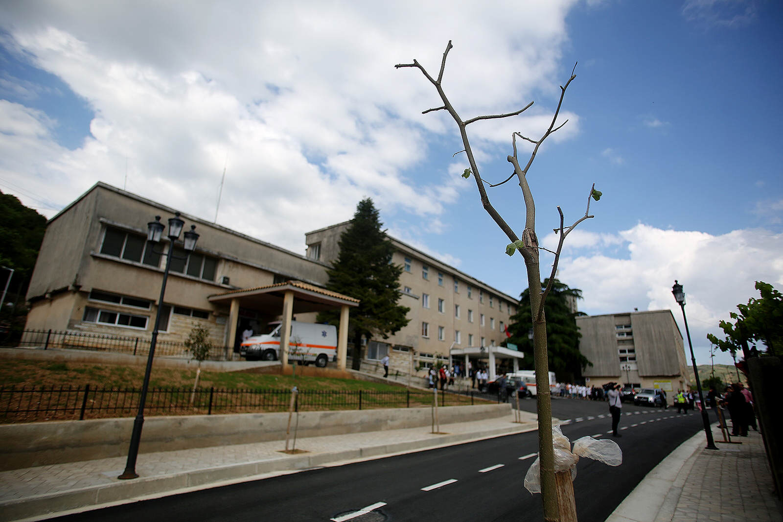 Tepelenë, punonjësit e spitalit të shkarkuar nga puna pa arsye, dalin në protestë