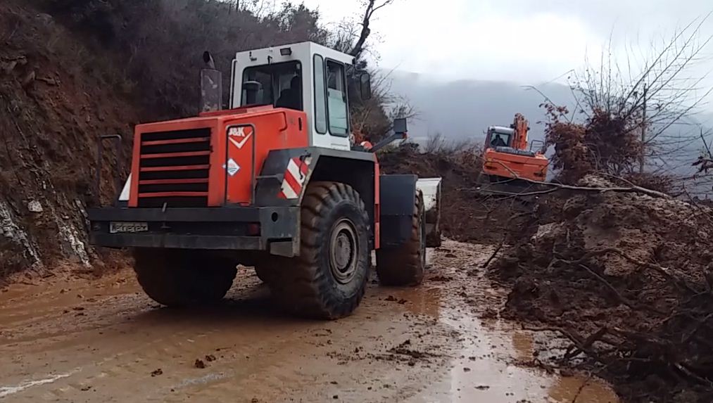 VIDEO/Bllokohet aksi Elbasan-Librazhd
