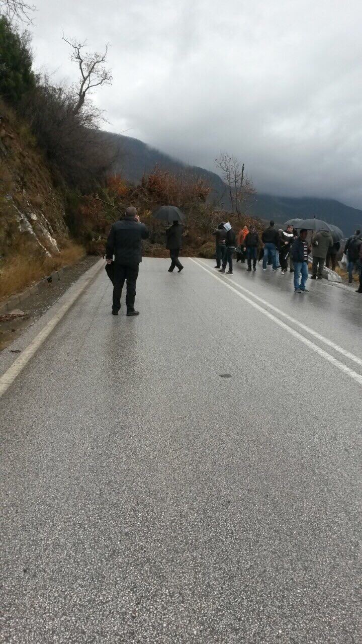 FOTO/Rrëshqet kodra, bllokohet aksi Elbasan-Librazhd