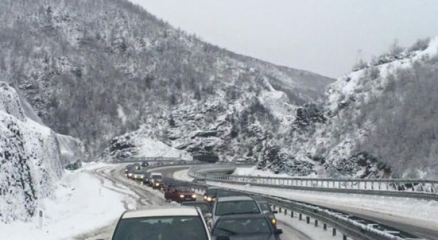 VIDEO/ Bora mbulon Rrugën e Kombit
